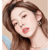 LensTown Lighly Classic Light Brown (20p) — model portrait showing the contact lens look