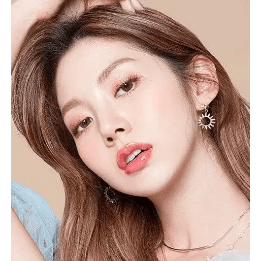 LensTown Lighly Classic Light Brown (20p) — model portrait showing the contact lens look