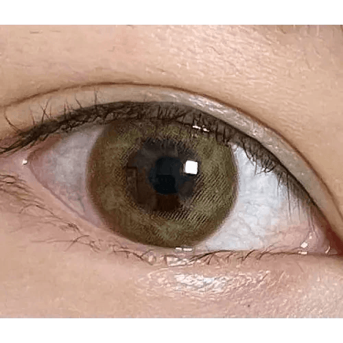 LensTown Lighly Mellow Brown (20p) — single-eye close-up showing the contact lens appearance