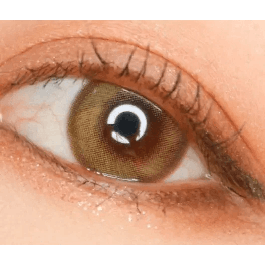 LensTown Lighly Mellow Brown (20p) — single-eye close-up showing the contact lens appearance