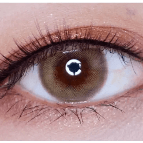 LensTown Lighly Mellow Brown (20p) — single-eye close-up showing the contact lens appearance