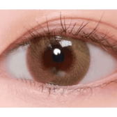 LensTown Lighly Mellow Brown (20p) — single-eye close-up showing the contact lens appearance