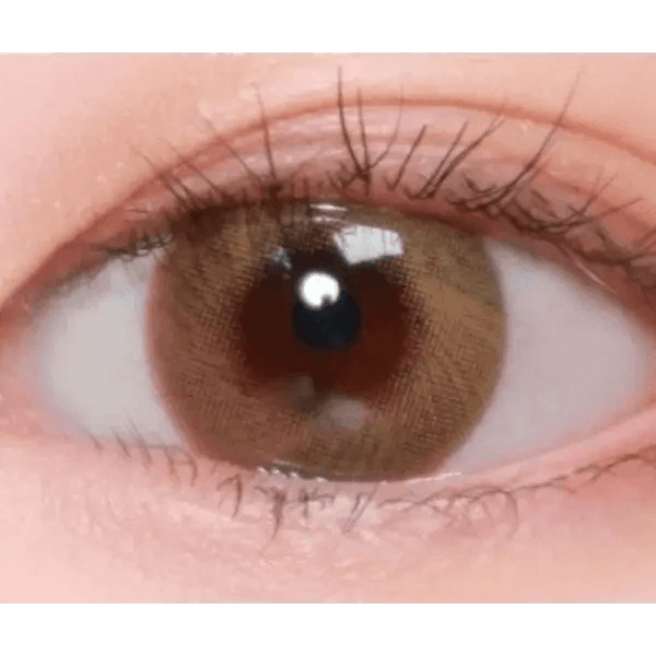 LensTown Lighly Mellow Brown (20p) — single-eye close-up showing the contact lens appearance