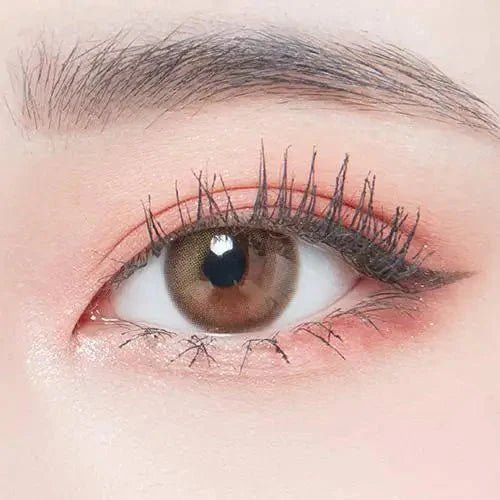 LensTown Lighly Mellow Brown (20p) — single-eye close-up showing the contact lens appearance