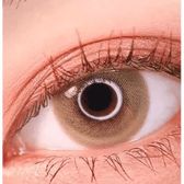 LensTown Lighly Mellow Brown (20p) — single-eye close-up showing the contact lens appearance