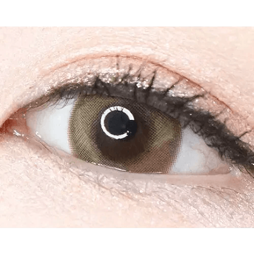 LensTown Lighly Mellow Brown (20p) — single-eye close-up showing the contact lens appearance