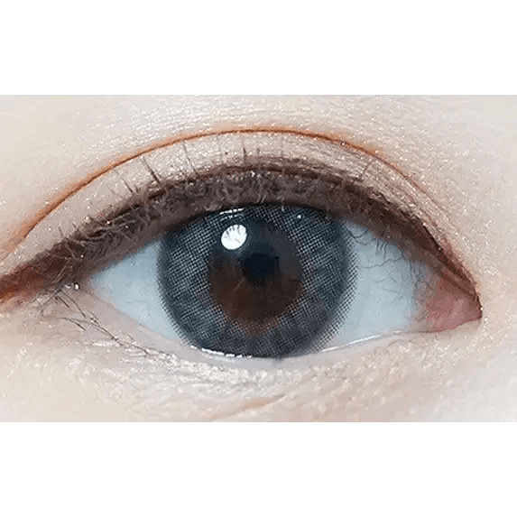 LensTown Lighly Pure Gray (20p) — single-eye close-up showing the contact lens appearance