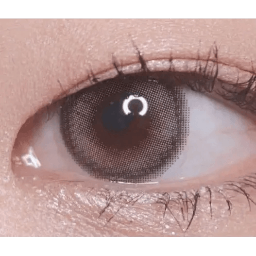 LensTown Lighly Rose Cacao (30p) — single-eye close-up showing the contact lens appearance