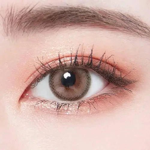 LensTown Lighly Rose Cacao (30p) — single-eye close-up showing the contact lens appearance