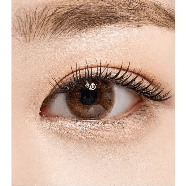 Olens Maybe Brown — single-eye close-up showing the contact lens appearance