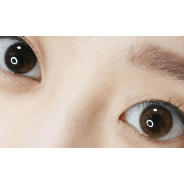 Olens Maybe Brown — single-eye close-up showing the contact lens appearance