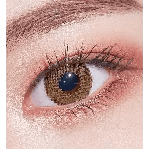 LensTown Mio Blonde Hazel — single-eye close-up showing the contact lens appearance