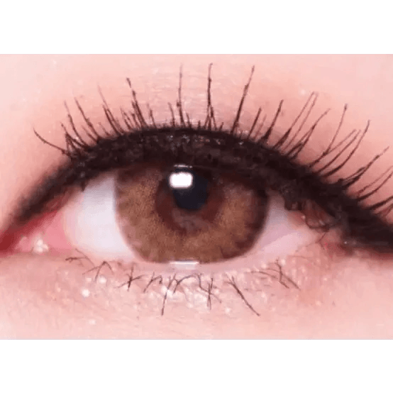 LensTown Mio Blonde Hazel — single-eye close-up showing the contact lens appearance