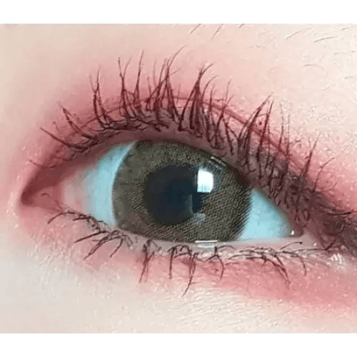 LensTown Mio Blonde Hazel — single-eye close-up showing the contact lens appearance
