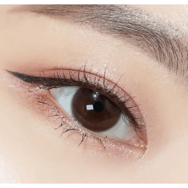 Olens Natural Day Brown (20p) — single-eye close-up showing the contact lens appearance