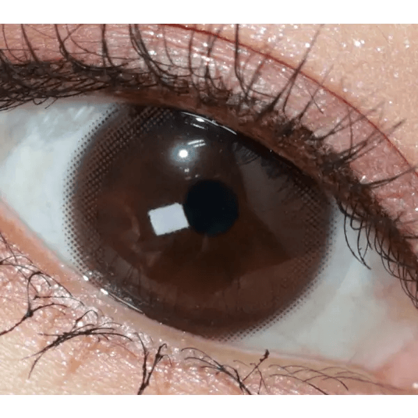Olens Natural Day Brown (20p) — single-eye close-up showing the contact lens appearance