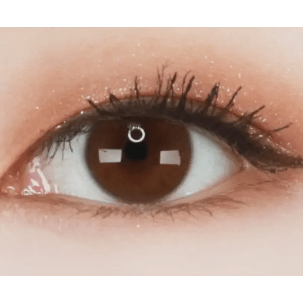 Olens Natural Day Brown (20p) — single-eye close-up showing the contact lens appearance