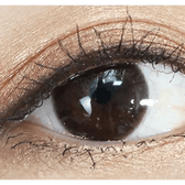 Olens It's Choco — single-eye close-up showing the contact lens appearance