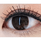 Olens It's Choco — single-eye close-up showing the contact lens appearance