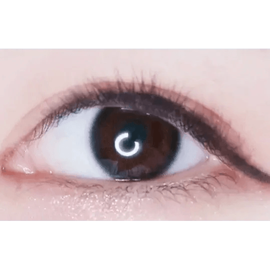 LensTown Nudy Coco Black Toric — single-eye close-up showing the contact lens appearance