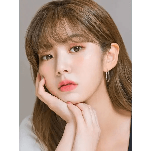 LensTown Nudy Coco Brown (10p) — model portrait showing the contact lens look