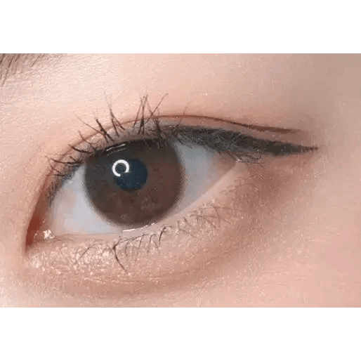 LensTown Nudy Coco Brown (10p) — single-eye close-up showing the contact lens appearance