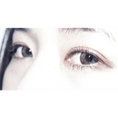 Olens Tok Tok Sugar Gray — both eyes wearing the contact lenses