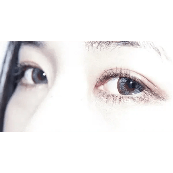 Olens Tok Tok Sugar Gray — both eyes wearing the contact lenses