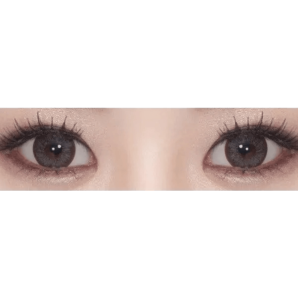 Olens Tok Tok Sugar Gray — both eyes wearing the contact lenses