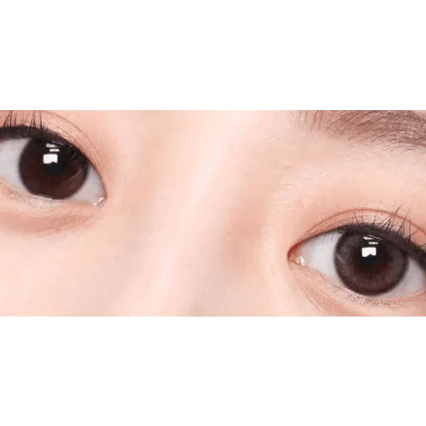 Olens ViVi Ring Pink — both eyes wearing the contact lenses