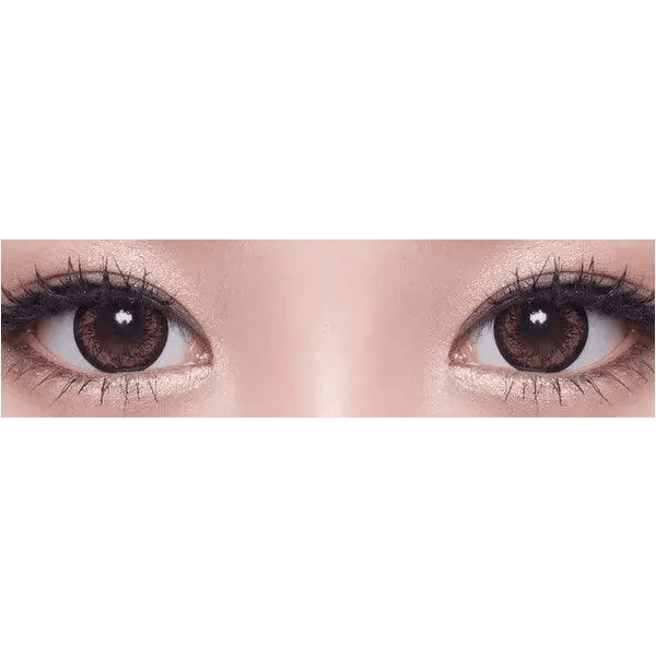 Olens W3 Brown — both eyes wearing the contact lenses