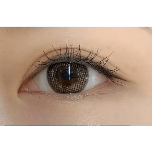Olens Pearl Day Gold Black — single-eye close-up showing the contact lens appearance