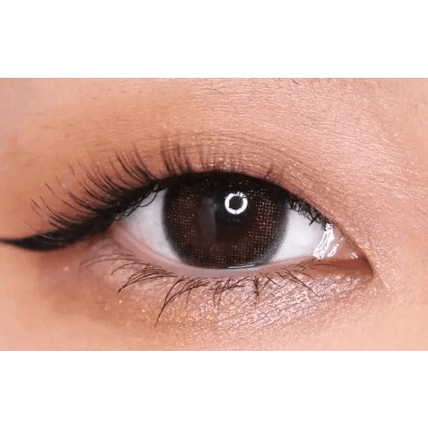 Olens Pearl Day Gold Black — single-eye close-up showing the contact lens appearance