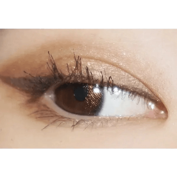 Olens Pearl Day Gold Black — single-eye close-up showing the contact lens appearance