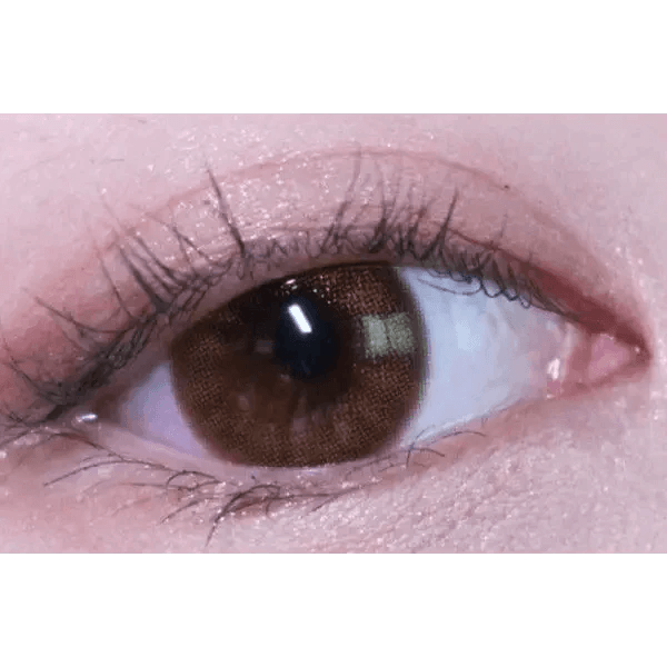 Olens Pearl Day Gold Brown — single-eye close-up showing the contact lens appearance
