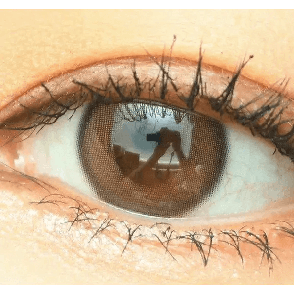 Olens Real Ring 1Day Brown (20p) — single-eye close-up showing the contact lens appearance