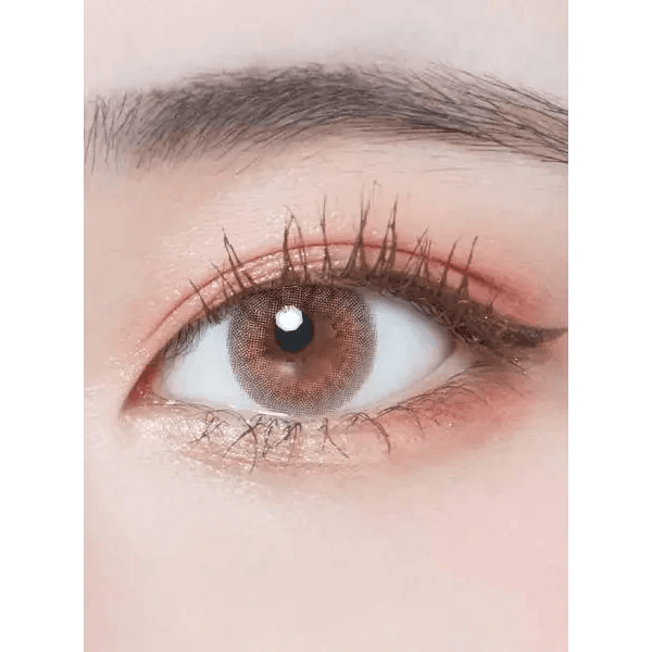 LensTown Retears Violet — single-eye close-up showing the contact lens appearance