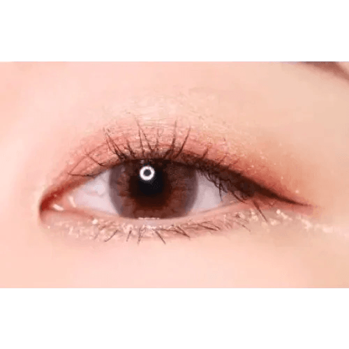 LensTown Retears Violet — single-eye close-up showing the contact lens appearance
