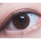 LensVery Rich Ann Latte Brown (6p) — single-eye close-up showing the contact lens appearance