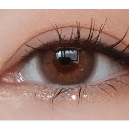 LensVery Rich Ann Mellow Brown (6p) — single-eye close-up showing the contact lens appearance