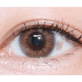 LensVery Rich Ann Natural Brown (6p) — single-eye close-up showing the contact lens appearance