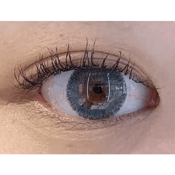 Olens Rich Blue — single-eye close-up showing the contact lens appearance