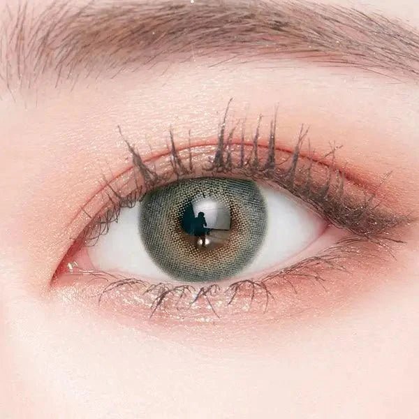 LensTown Romantea London 1Day Gray (10p) — single-eye close-up showing the contact lens appearance