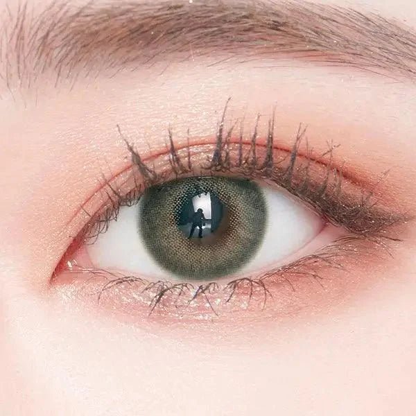 LensTown Romantea London 1Day Olive Green (10p) — single-eye close-up showing the contact lens appearance