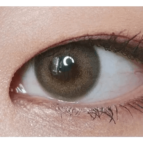 LensTown Romantea London Brown — single-eye close-up showing the contact lens appearance