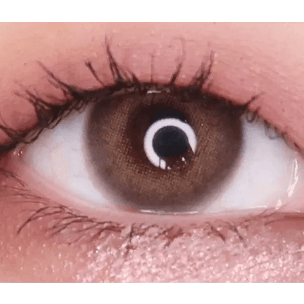 LensTown Romantea London Brown — single-eye close-up showing the contact lens appearance