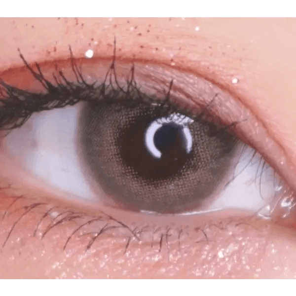 LensTown Romantea London Brown — single-eye close-up showing the contact lens appearance