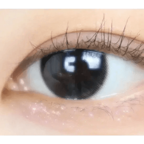 LensTown Romantea Ring 1Day Black (10p) — single-eye close-up showing the contact lens appearance