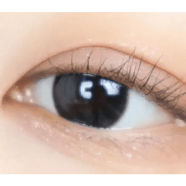 LensTown Romantea Ring 1Day Black (10p) — single-eye close-up showing the contact lens appearance