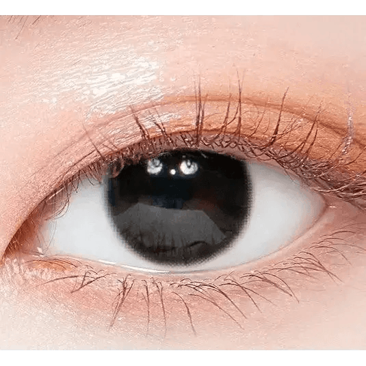 LensTown Romantea Ring 1Day Black (10p) — single-eye close-up showing the contact lens appearance